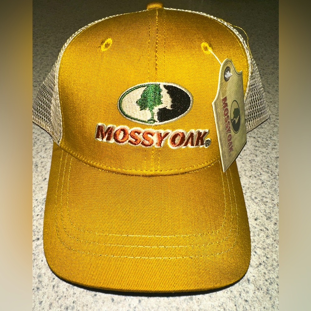 NWT New Never Worn Brown and White Mossy Oak SnapBack Mesh Trucker Hat